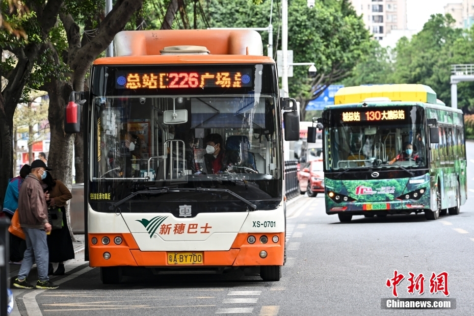 12月1日，廣東省廣州市海珠區(qū)，公交車有序進(jìn)站。中新社記者 陳驥旻 攝 