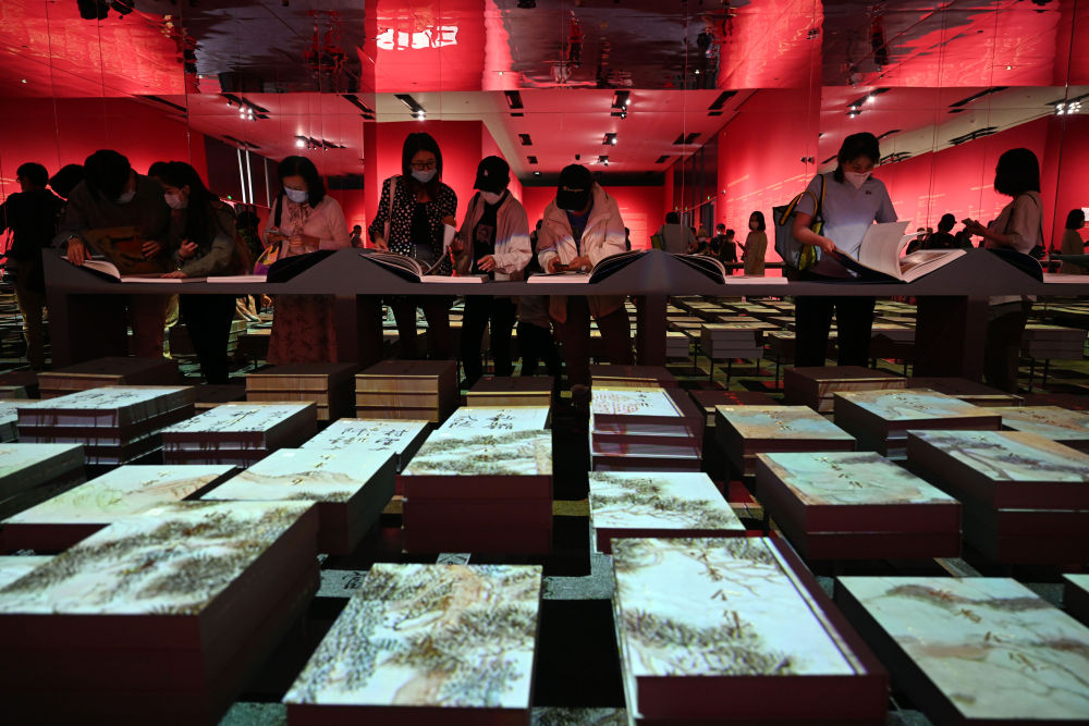 參觀者在中國國家博物館觀看“盛世修典——‘中國歷代繪畫大系’成果展”(2022年9月29日攝)。新華社記者 金良快 攝