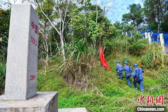 圖為“國旗巡線班”沿著邊境線開展輸電線路巡視工作?！≡篮?　攝