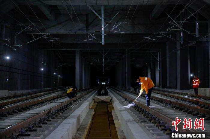 中國鐵路南寧局集團(tuán)有限公司南寧工務(wù)段高鐵線路設(shè)備檢查作業(yè)現(xiàn)場?！№f剛 攝