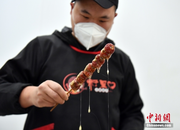 雄安新區(qū)大樹劉莊村辛愛青家中的冰糖葫蘆加工廠，工人正在制作冰糖葫蘆。作為遠近聞名的“冰糖葫蘆村”，大樹劉莊村制作冰糖葫蘆的歷史已有100多年，全村三分之二的村民都會這門手藝，吸引不少游客慕名而來。 中新社記者 韓冰 攝