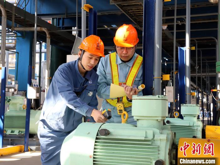 圖為齊魯石化員工巡檢監(jiān)測運(yùn)轉(zhuǎn)電機(jī)溫度，確保設(shè)備安穩(wěn)運(yùn)行?！⒎挤?攝