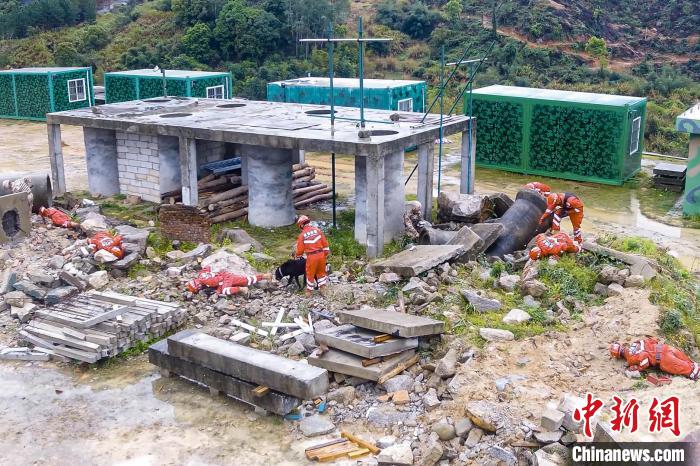 搜救犬、無(wú)人機(jī)配合救援行動(dòng)?！〔虦Y藝 攝