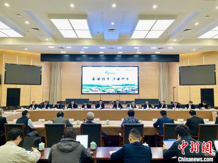 “親清半月談”新鄉(xiāng)賢專場現(xiàn)場。　張斌 攝