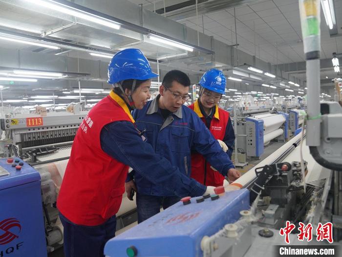 新疆伊犁伊河供電公司黨員服務(wù)隊(duì)員走訪企業(yè)，保障企業(yè)24小時生產(chǎn)線安全運(yùn)轉(zhuǎn)。　白玉 攝